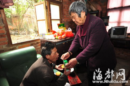 福建新闻网·福州一村妇不离不弃抚养智障残疾