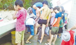 福建新闻网·海边公共淋浴设施太少 泳客只能