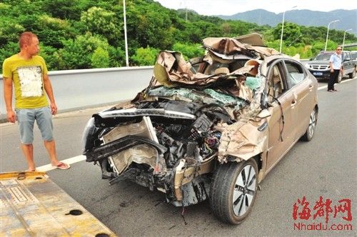 福建新闻网·福州三环路发生惨烈车祸 2米长水