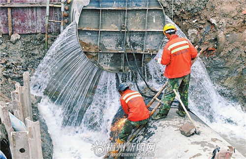 福建新闻网·化工路大水管换好了供水已恢复 
