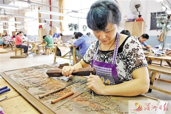 涵江工艺美术手工艺人正在精雕细刻