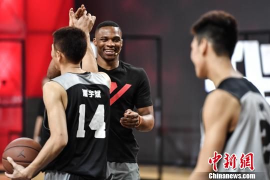经过角逐，8名小球员胜出当选广州站“最出色球员”晋级上海总决赛。　陈骥旻 摄
