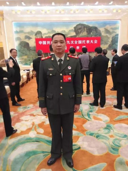 公安部消防局领导与党的十九大代表涂颜淼同志