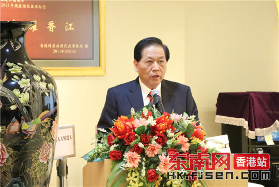 社团联会主席吴良好作年度工作报告。