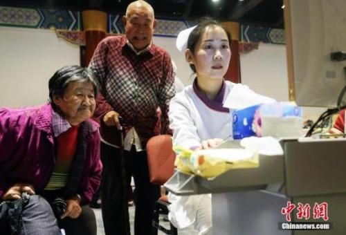 资料图：重阳节期间北京发起“关注老年人营养均衡 快乐健康养老”的公益活动。 中新社发 谢云松 摄