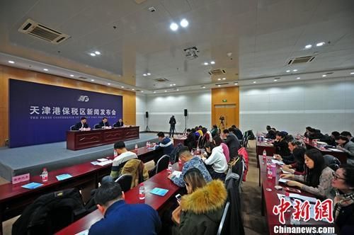 资料图：1月2日，从天津港保税区新闻发布会上获悉，保税区制定出台了“人才发展三年行动计划”。中新社记者 佟郁 摄