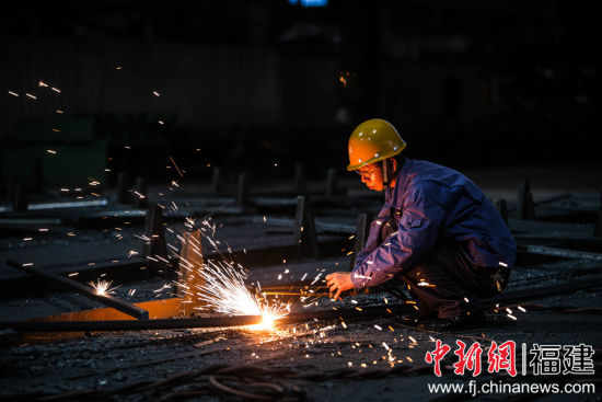 图为三钢集团的工人正进行焊接工作。李南轩 
