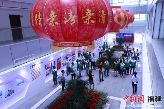 晉江市青商會組織會員參觀晉江市國稅局“親·清”黨建館。