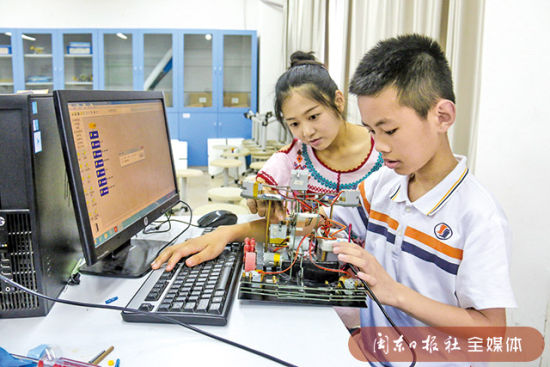 科技探索从小抓起 霞浦一中将机器人教育引入