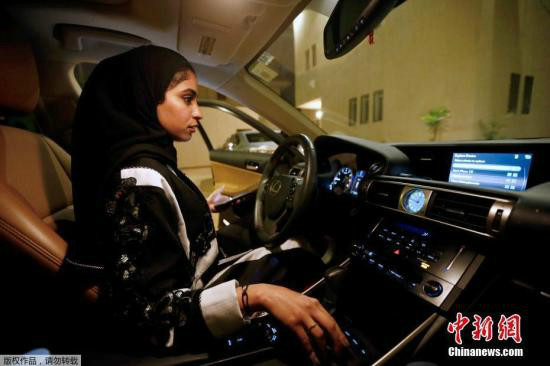 欢呼雀跃!沙特女性自驾梦成真 女性驾驶课爆