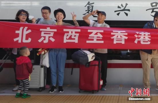 广深港高铁首日开通上座率百分之百 乘客赞同