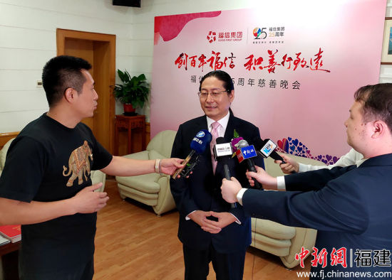 董事长吴迪接受媒体采访。
