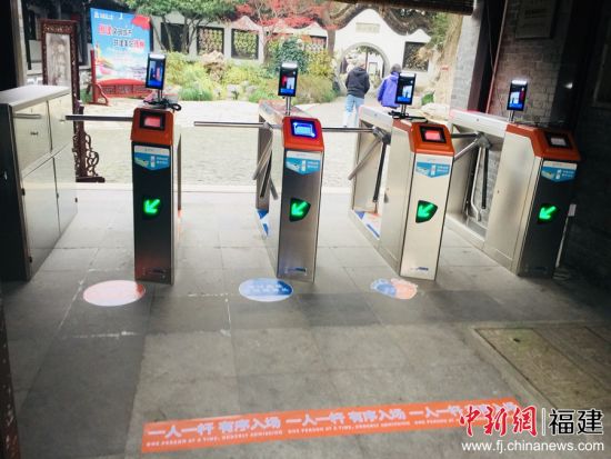 扬州何园率先突破现有的旅游票务模式，成为当地首家采用“人脸识别”黑科技的景区，完成了扬州首例基于人脸识别技术的快速售检票系统升级。