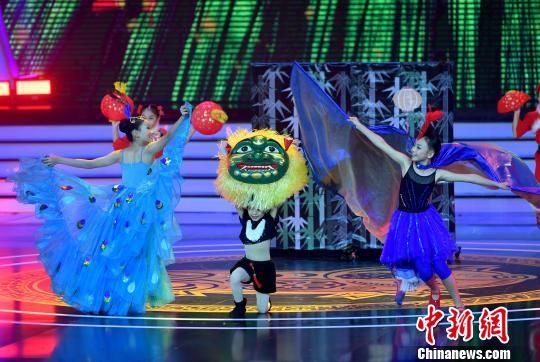 图为台北木栅小学小朋友带来舞蹈《双鹊迎新春》。　吕明 摄
