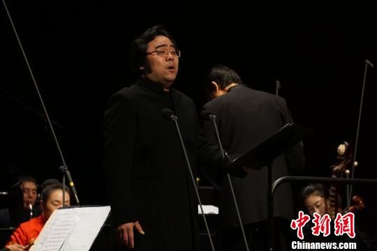 1月7日晚，《李焕之百年诞辰纪念音乐会》在福州福建大剧院举行。图为当晚，著名男中音歌唱家孙砾演唱李焕之先生创作的声乐作品。　陈恭 摄
