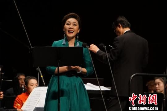 1月7日晚，《李焕之百年诞辰纪念音乐会》在福州福建大剧院举行。图为当晚，著名歌唱家方琼演唱李焕之先生创作的声乐作品。　陈恭 摄