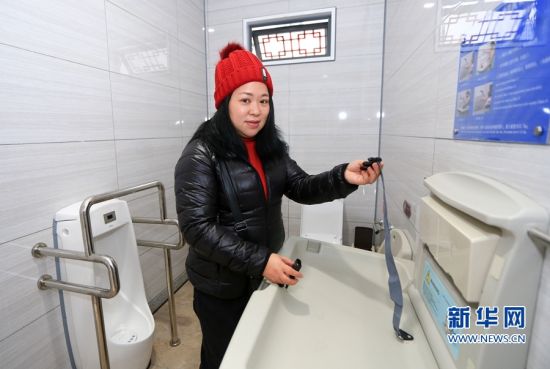 乌山祥屿公厕“第三卫生间”，管理员展示婴儿护理台（1月9日摄）。新华网 肖和勇 摄