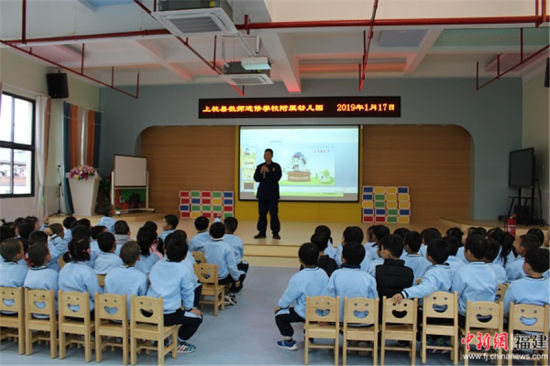 宣传员向幼儿园师生讲解消防知识。 上杭消防大队供图