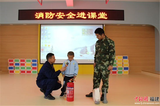 现场演示，饶小朋友能够更快更清晰了解消防安全的重要性。 上杭县消防大队供图。