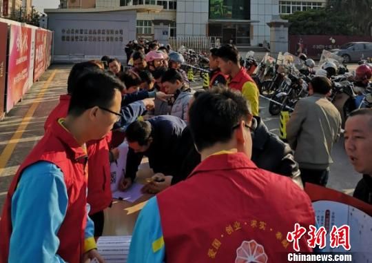 1月18日，铁骑来到中国石油泉州荆山加油站进行现场确认。　钟欣 摄
