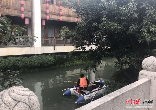 漫步福州城区内河畔，总能看到保洁员划着小船打捞河道里的杂物。