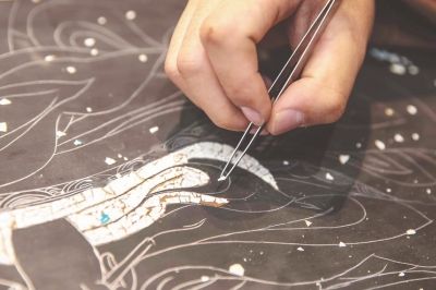 仁青郎加在用漆画形式表现唐卡作品。