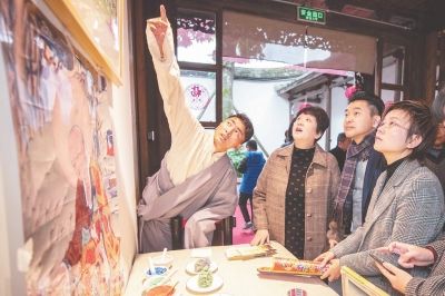 福建漆画艺术家和藏族唐卡画师进行技艺交流。