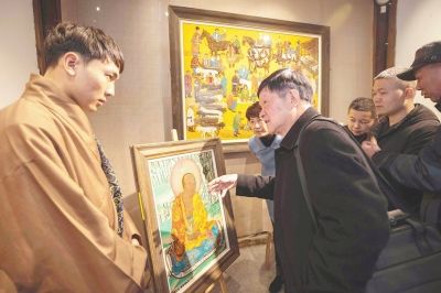  福建漆画艺术家对仁青郎加的第一幅漆画作品进行指导。
