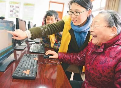 图为1月19日，江苏大学志愿者在指导老年人上网下载音乐。 石玉成摄(人民视觉)