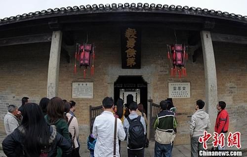 资料图：座落在湖南双峰县的曾国藩故居富厚堂吸引了众多游客前来参观。杨华峰 摄