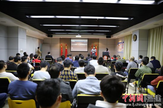 数百名互联网从业者齐聚厦门软件园，参与“数字中国行之企业上云之路”沙龙。