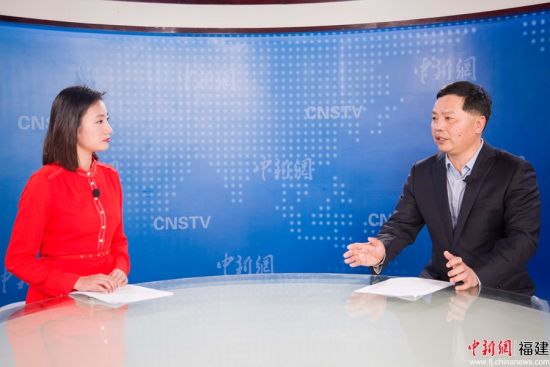 王锦洋做客中国新闻网(福建)演播厅接受采访。谢帝谣 摄