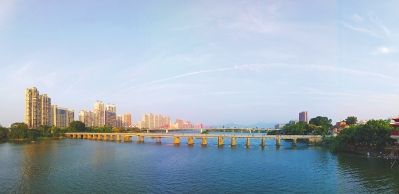 九龙江漳州市区段呈现碧水蓝天。