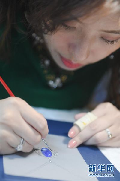 4月2日，庄雅智在绘制珠宝设计图。新华社记者 宋为伟 摄