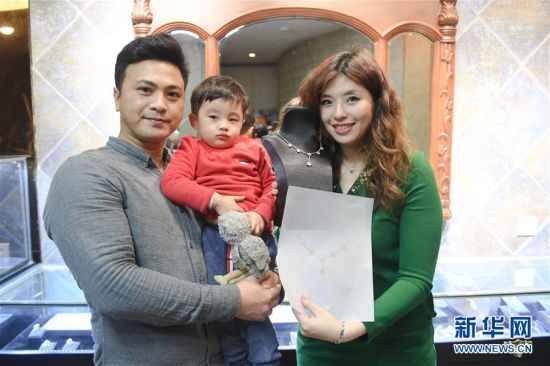李宗颖、庄雅智（右）和他们两岁的儿子（4月2日摄）。新华社记者 宋为伟 摄