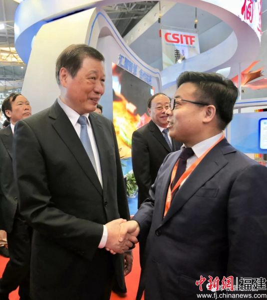 上海市长应勇（图左）亲切接见摩根斯达集团董事长郭国雄（图右）