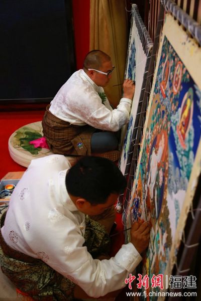 唐卡画师现场展示传统的唐卡绘画艺术。