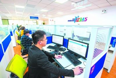 平潭12345便民服务平台，搭建起政府与群众的连心桥。 江信恒 摄