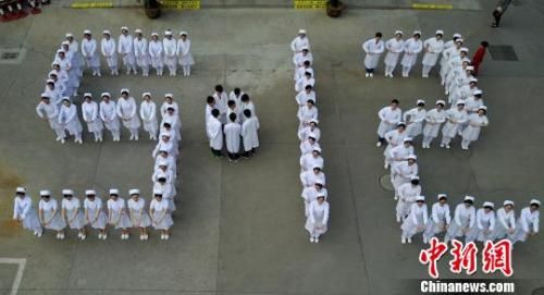资料图：百名白衣天使组成“5·12”图案迎国际护士节。 孟德龙 摄