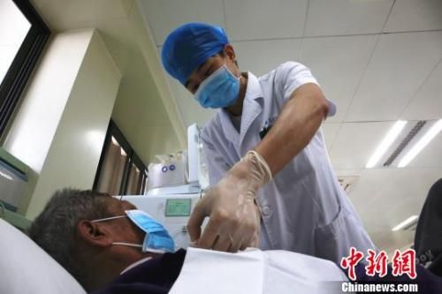 资料图：柳州市工人医院血液透析室里，男护士在给病人做血液透析准备工作。 朱柳融 摄