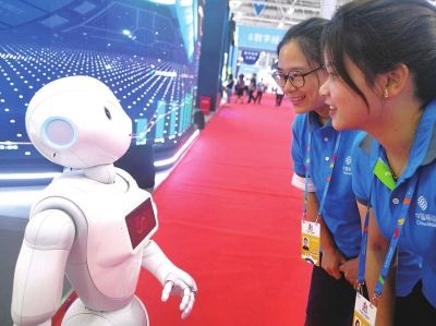 第二届数字中国建设峰会期间，5G智能机器人吸引了不少人驻足“交流”。