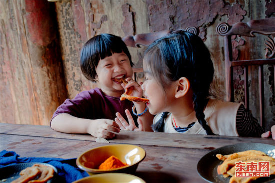 肉粕也是孩子们的最爱。福建日报记者 林辉 通讯员 陈文经 摄