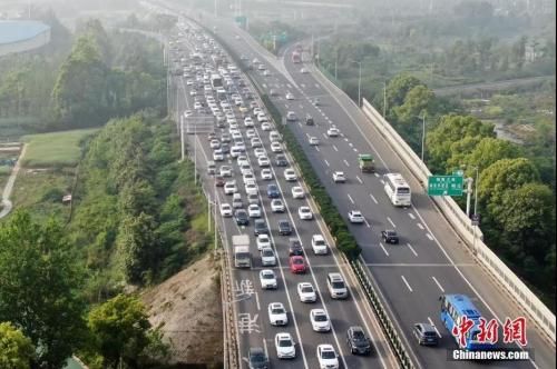 资料图： 大批车辆行驶在南京绕城高速上。 中新社记者 泱波 摄
