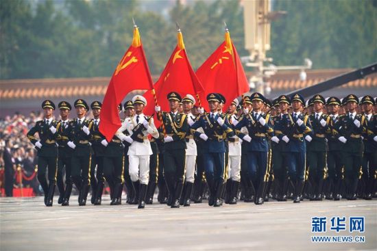 10月1日上午，庆祝中华人民共和国成立70周年大会在北京天安门广场隆重举行。 这是行进中的仪仗方队。 新华社记者 王毓国 摄