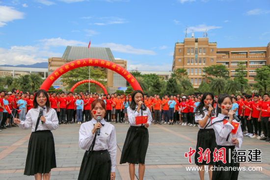五名学子即兴快闪带动全场一同合唱《我和我的祖国》。刘金鑫 摄