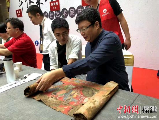 河南卫视《华豫之门》专家团成员书画鉴定专家赵强老师鉴定藏品。