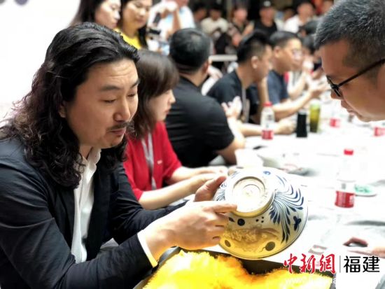 河南卫视《华豫之门》专家团成员瓷器鉴定专家崔凯老师鉴定藏品。