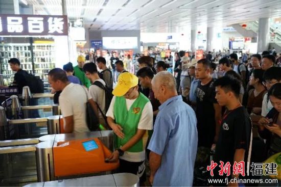 国庆期间，漳州车务段打造“畅通工程”，为重点旅客排忧解难。陈珊娜 摄