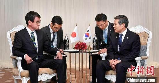 11月17日，韩国国防部长官郑景斗(右一)和日本防卫大臣河野太郎(左一)在泰国举行会谈。韩方重申，基于目前安全形势考虑，不再续签《韩日军事情报保护协定》是必然选择。 中新社发 韩国国防部供图