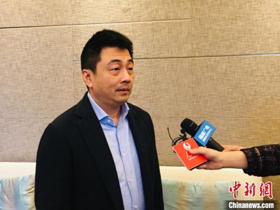 福州市教育局局长唐希接受各媒体记者采访。(张丽君摄)